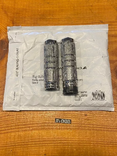 Accutronix Knurled Diamond 1″ Handlebar Grips for 1980-22 Harley Touring Softail