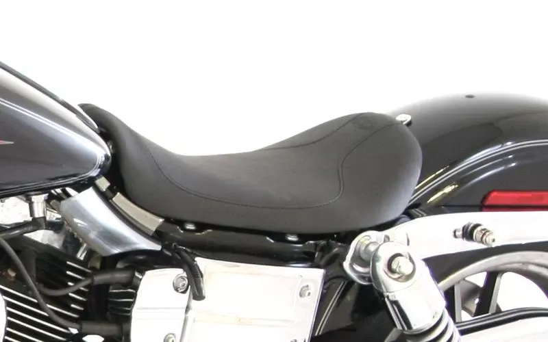 Mustang RunAround Solo Seat for '06-17 Dyna Models